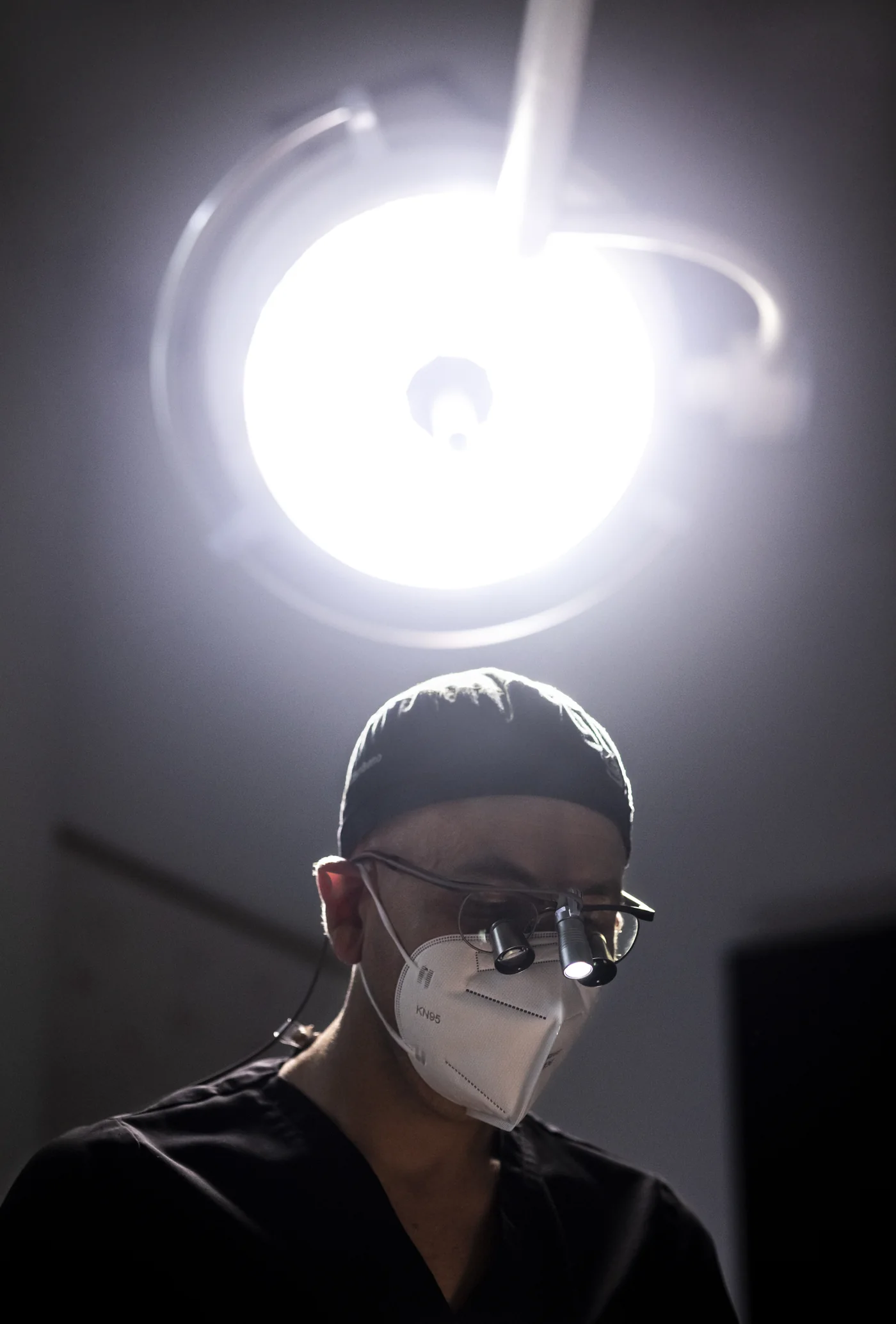 Daniel Escribano trabajando en la clínica dental